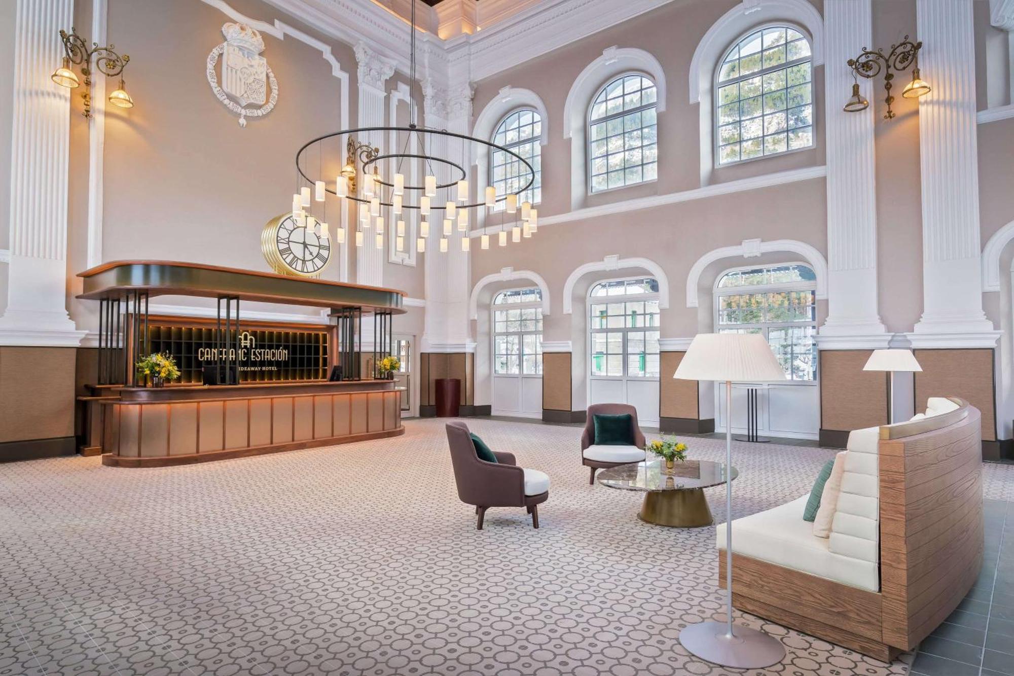 Canfranc Estacion, A Royal Hideaway Hotel - Gran Lujo Εξωτερικό φωτογραφία The lobby of the hotel