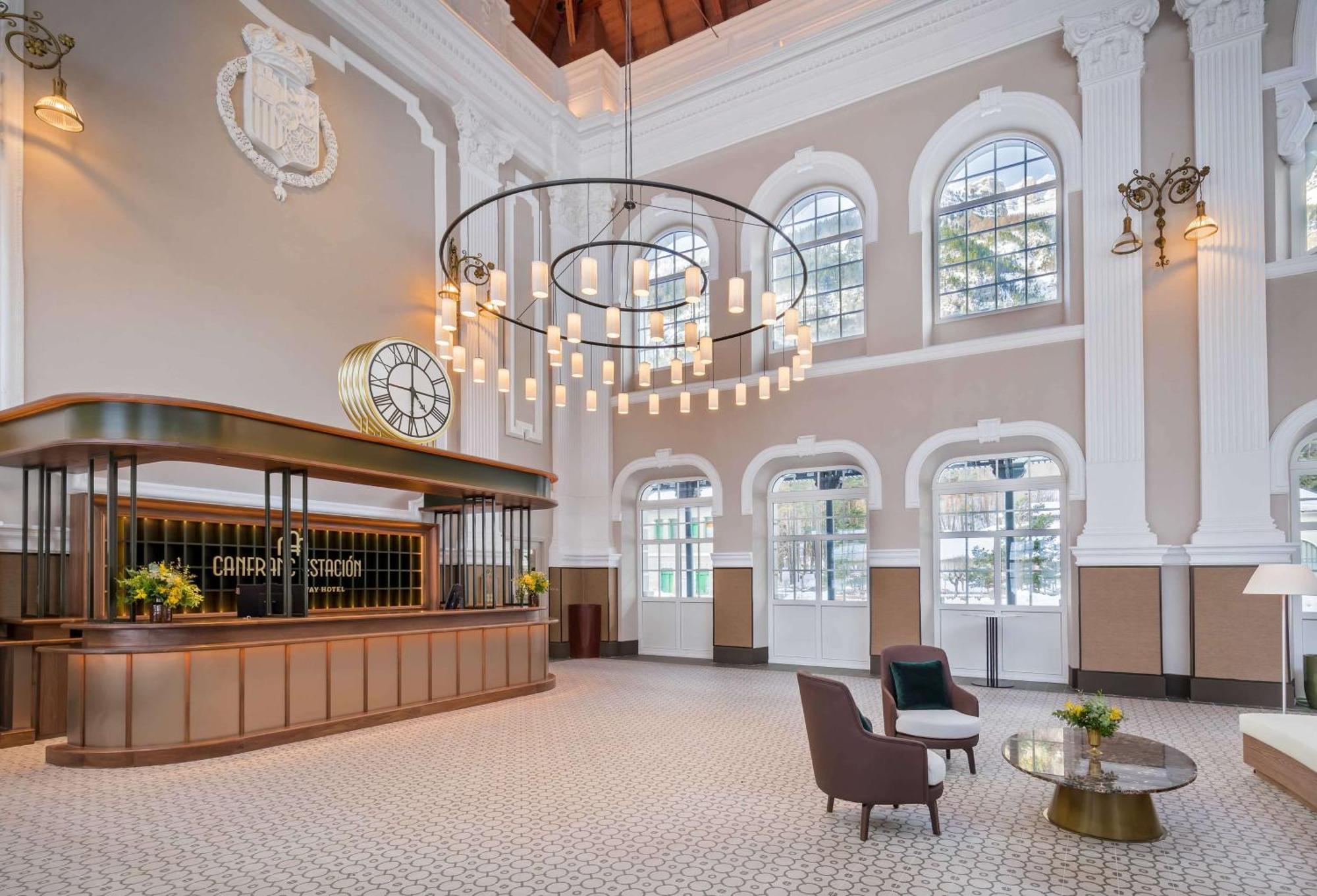Canfranc Estacion, A Royal Hideaway Hotel - Gran Lujo Εξωτερικό φωτογραφία The lobby of the hotel