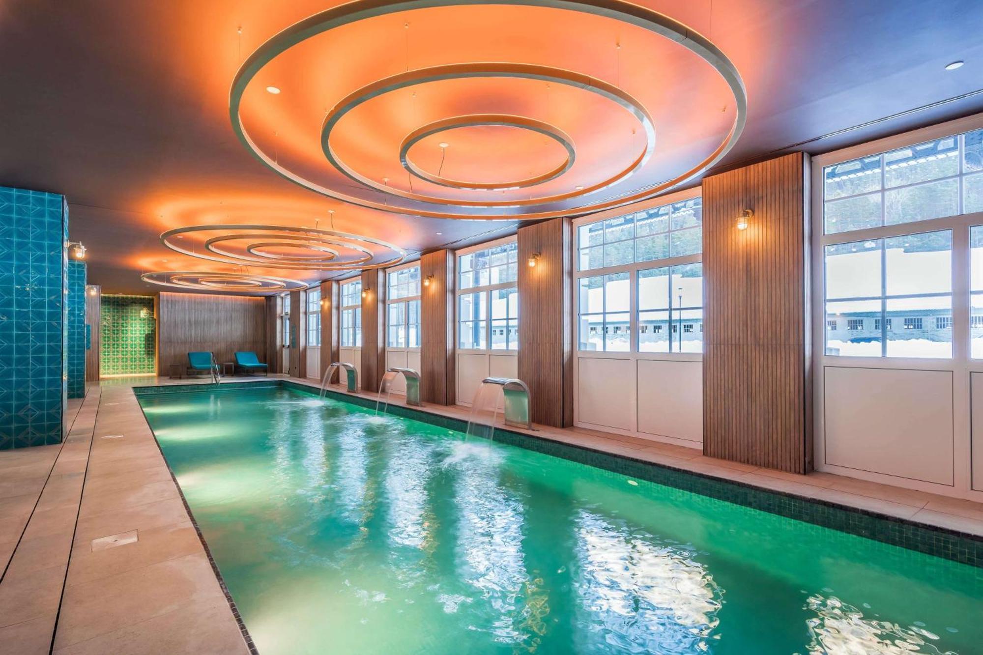 Canfranc Estacion, A Royal Hideaway Hotel - Gran Lujo Εξωτερικό φωτογραφία The pool at The Standard East Village