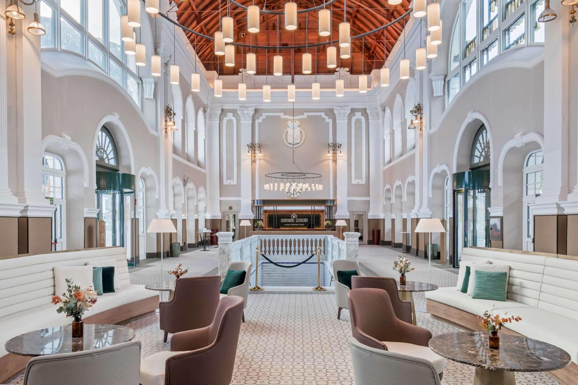Canfranc Estacion, A Royal Hideaway Hotel - Gran Lujo Εξωτερικό φωτογραφία The lobby of the hotel